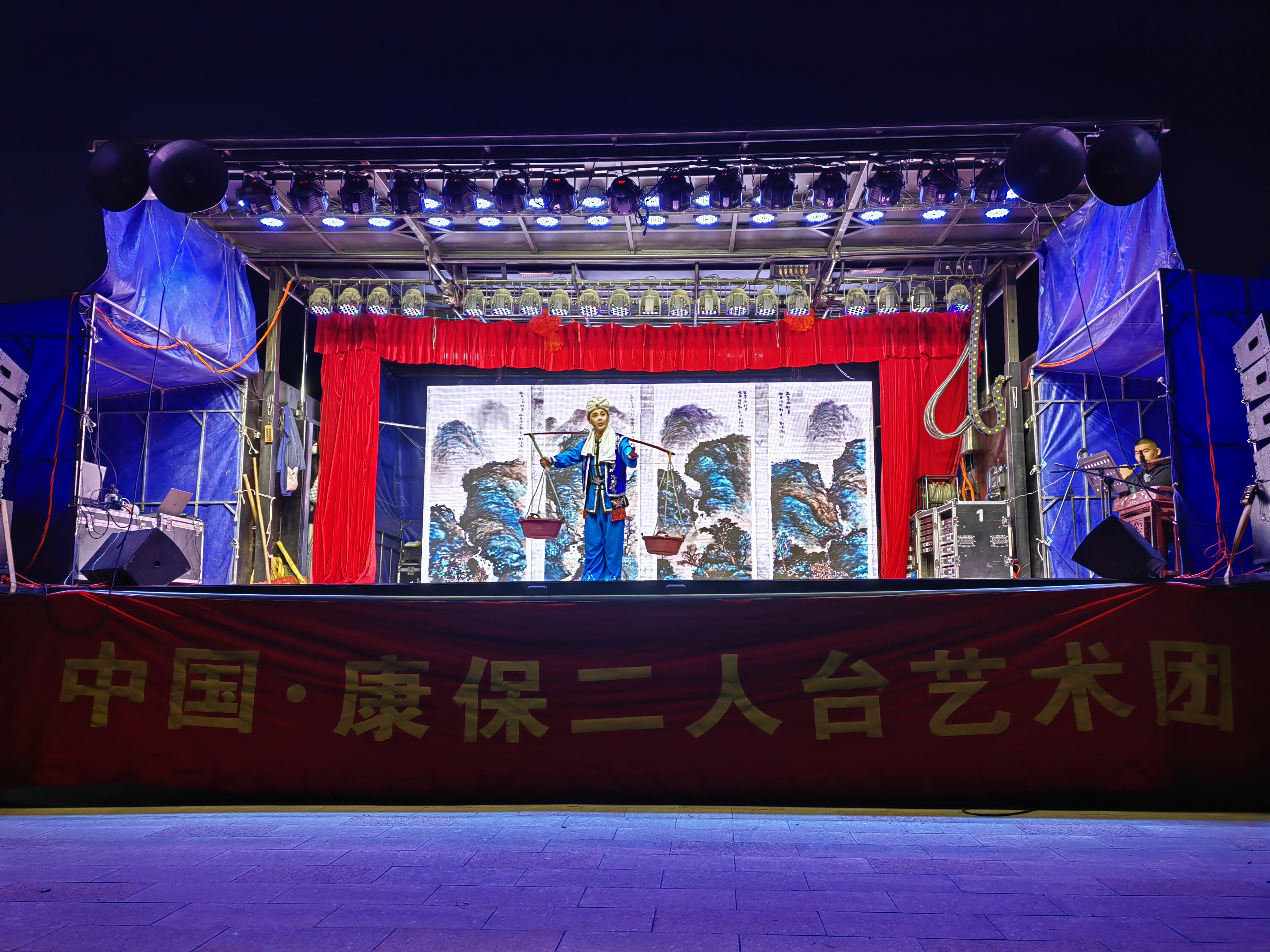 亚美体育在线登录(中国)有限公司驻村工作队开展助力乡村振兴文化惠民演出活动2.jpg
